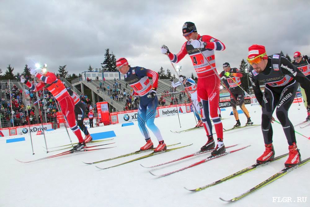 спортсмен на лыжне во время гонки